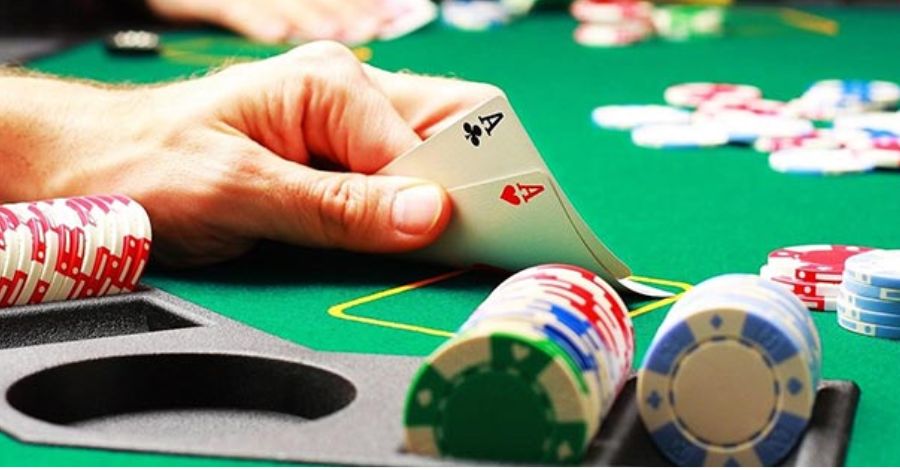 Luật chơi bài Poker về thứ bậc trên bàn cược